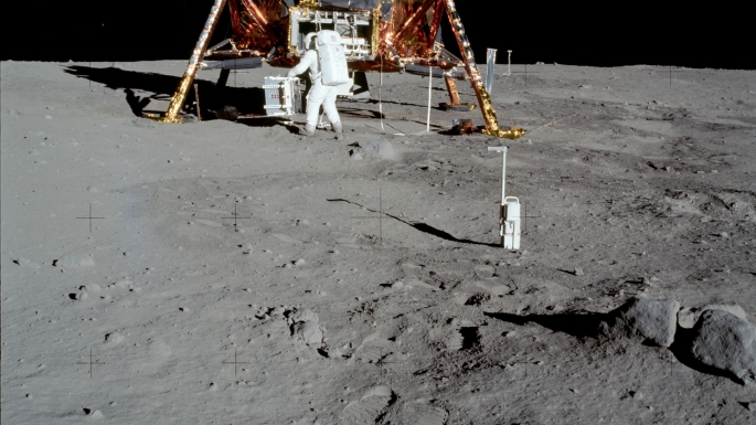 L'astronaute Buzz Aldrin descendant les marches du module lunaire_1