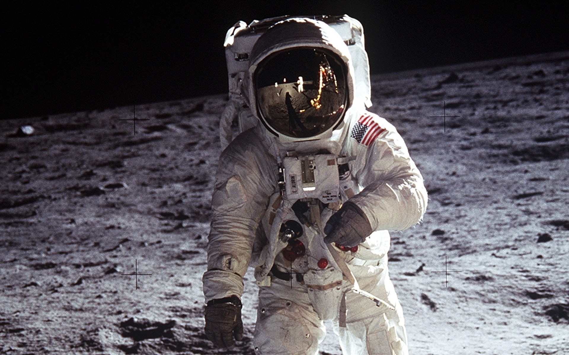 L’astronaute Buzz Aldrin se prépare à déployer le "mini laboratoire" EASEP sur la Lune