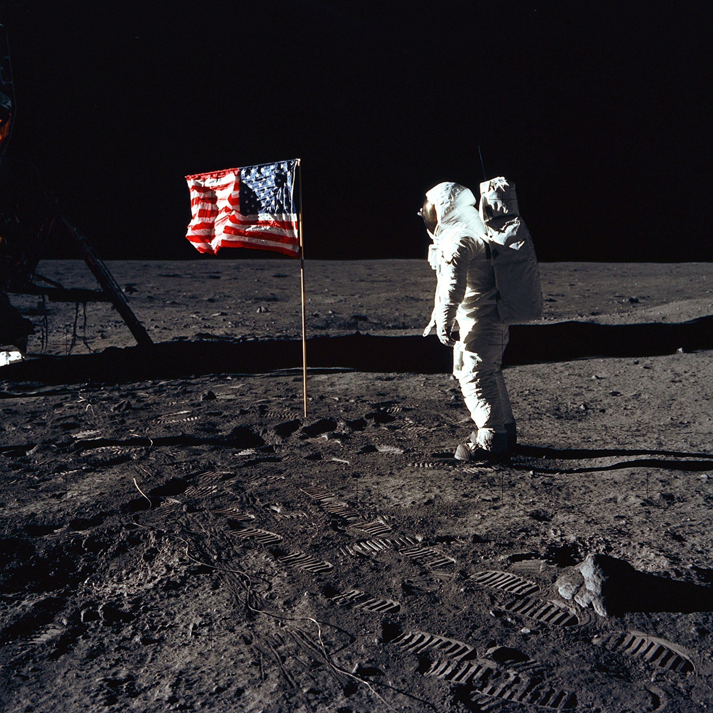 Buzz Aldrin est alors à 10 mètres au nord du module lunaire