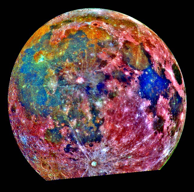 Cette image en &quot;fausse&quot; couleur met en évidence la composition du sol lunaire. Ainsi, à droite, la zone en bleu intense signale une aire riche en titane. © NASA/JPL 