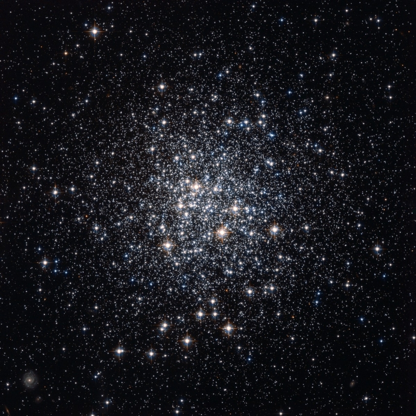 : M72, un des 150 amas globulaire de notre galaxie, la Voie Lactée. Ces amas stellaires présentent une densité d&#039;étoiles très forte. © NASA/ESA/Hubble/HPOW 