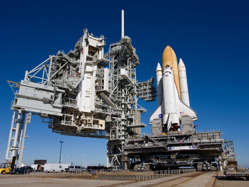 La navette américaine Endeavour décolle comme un lanceur, se pilote comme un vaisseau spatial et atterrit comme un planeur © NASA