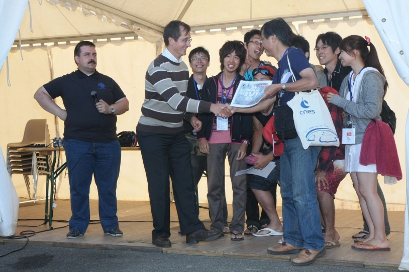 Remise du prix CNES au club japonais Kit-Sc © CNES/G. Tavernier