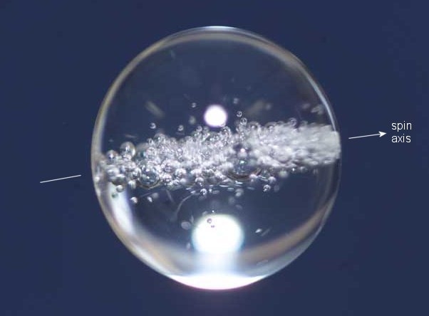 Une bulle d&#039;eau et son axe de rotation dans l&#039;ISS © NASA