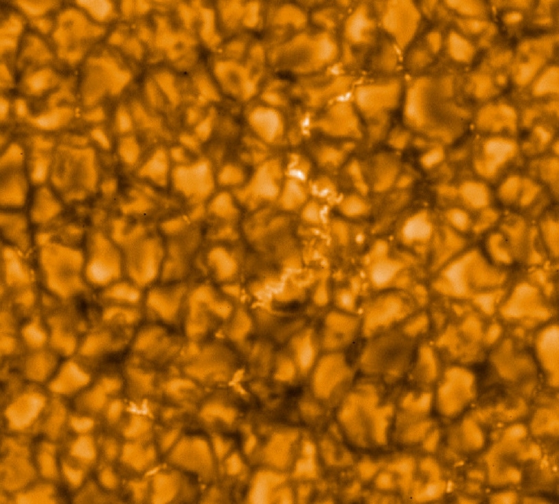 Des bulles de plasma se forment en profondeur dans le Soleil. Une fois à la surface, elles dessinent un réseau de granules à l’aspect brillant.
