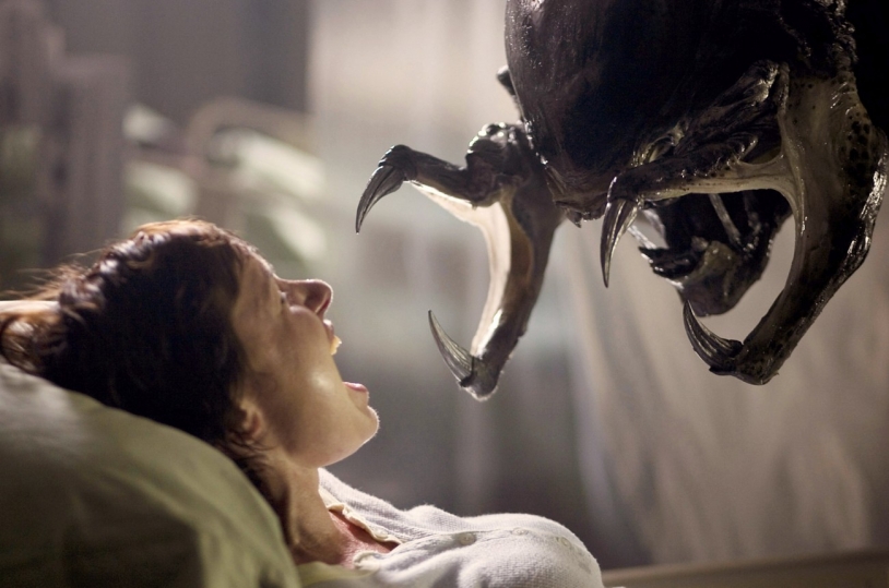 : Un insecte face à un humain dans le film Aliens Vs Predator Requiem réalisé en 2007 par Colin Starusse © Rue des Archives/BCA